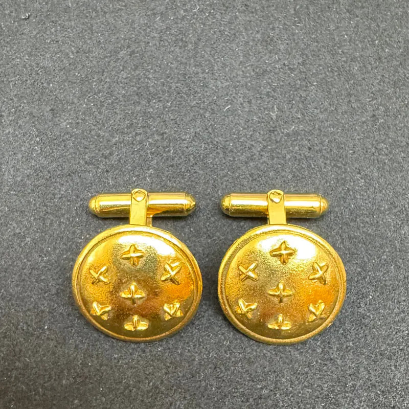 JU195 - CHANEL Cuff Buttons