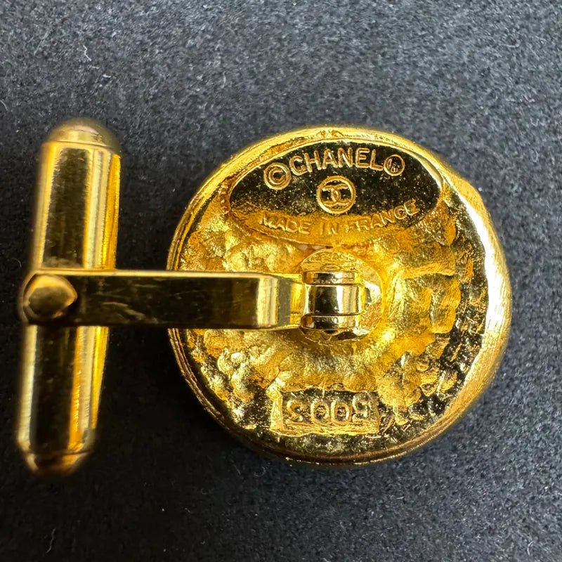 JU195 - CHANEL Cuff Buttons