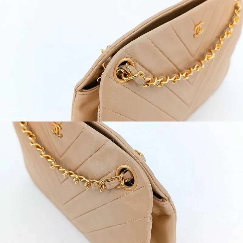 RB447 - CHANEL Vintage Beige Lambskin Chevron Handbag