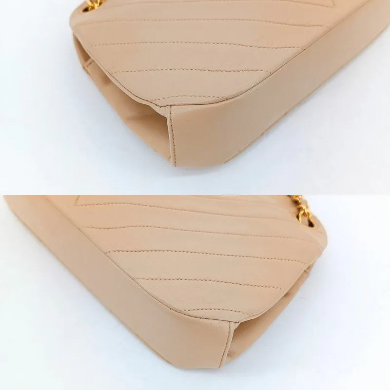 RB447 - CHANEL Vintage Beige Lambskin Chevron Handbag
