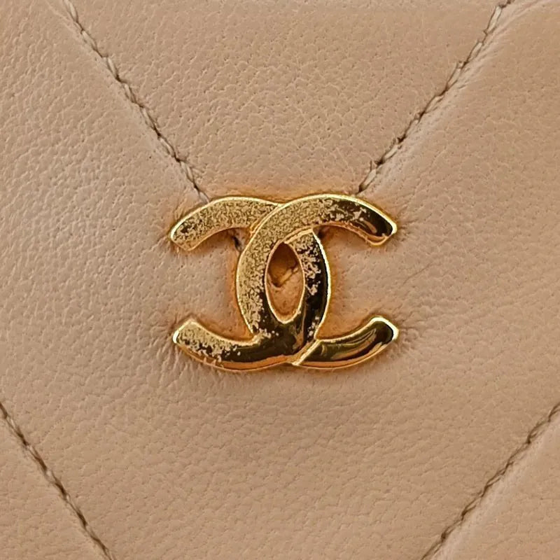RB447 - CHANEL Vintage Beige Lambskin Chevron Handbag