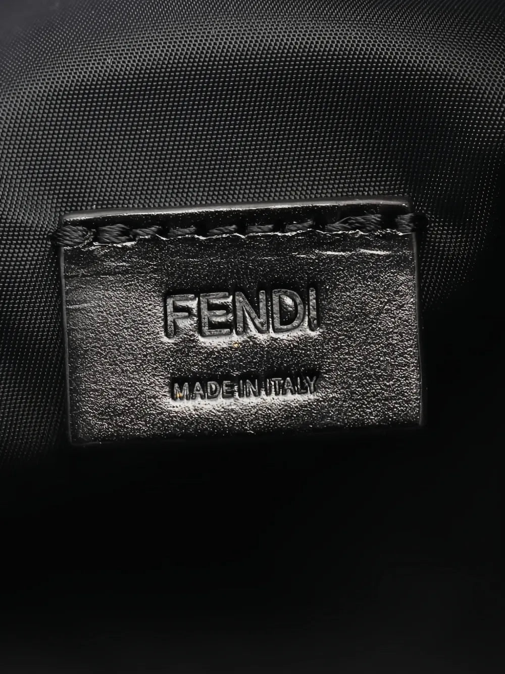 10s logo-embossed wash bag
