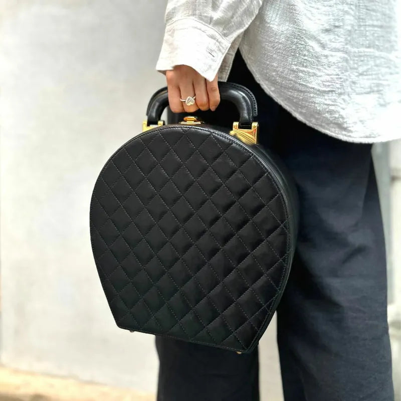 RA638 - CHANEL Vintage Black Lambskin Quilted Vanity Case