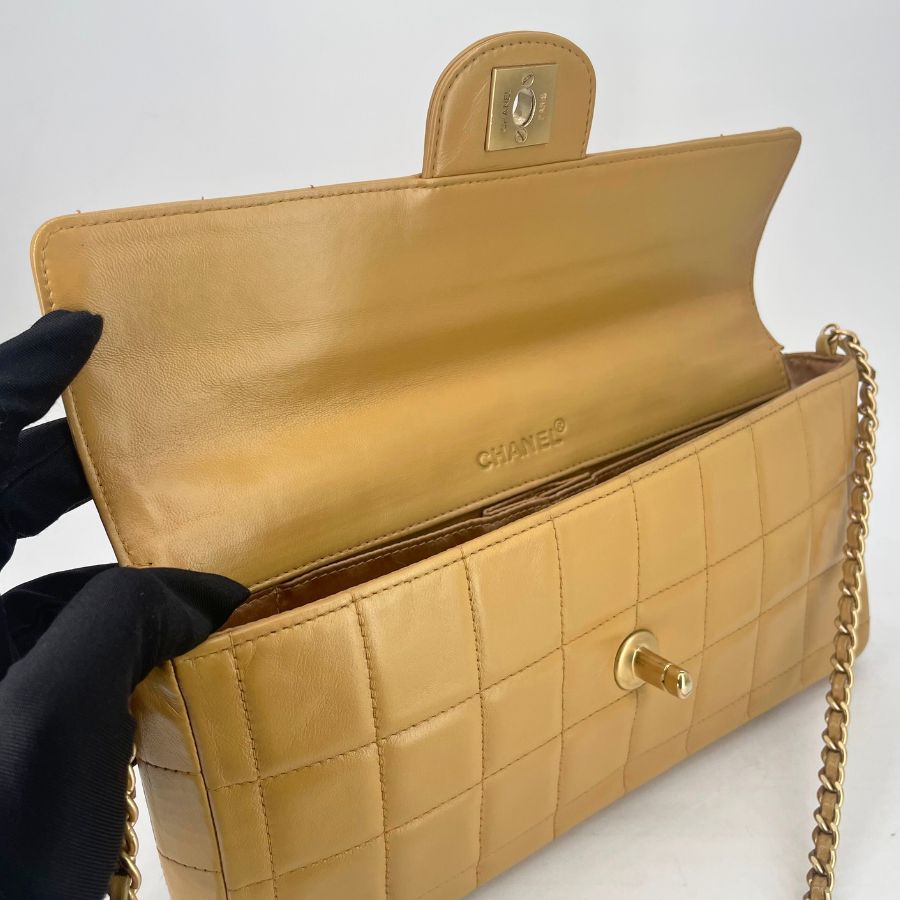 JZ390 - CHANEL Vintage Beige Lambskin Chocolate Bar Flap Bag