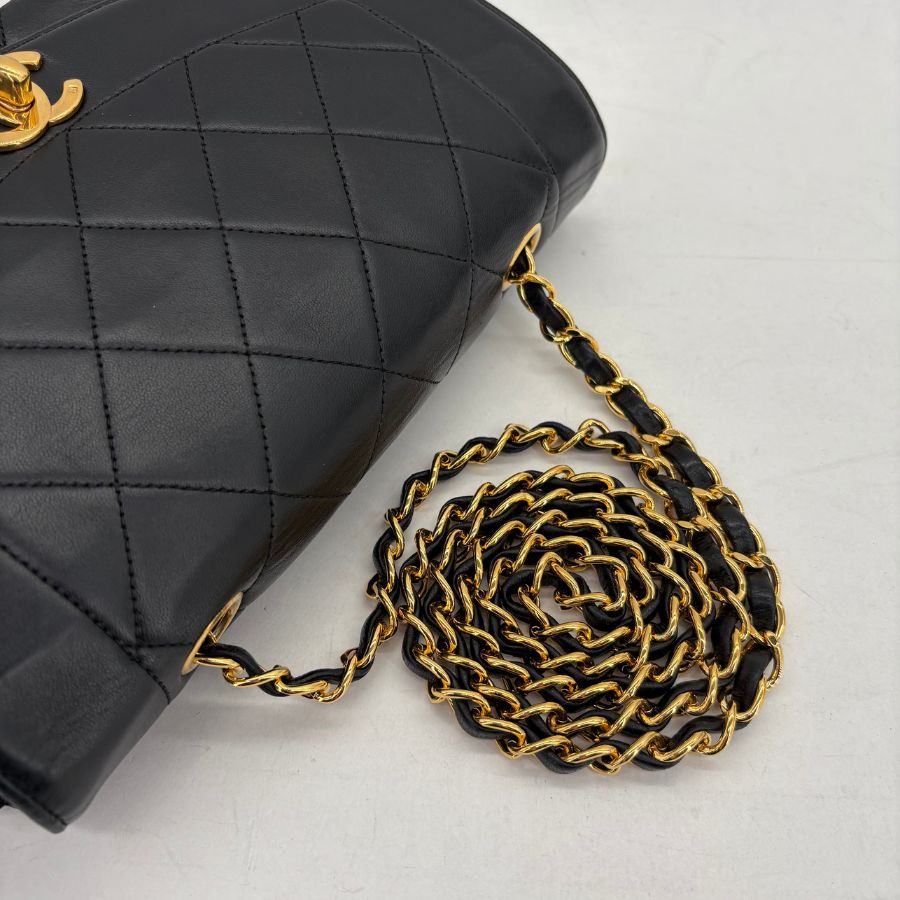 RG433 - CHANEL Vintage Black Lambskin 22cm Diana Flap Bag