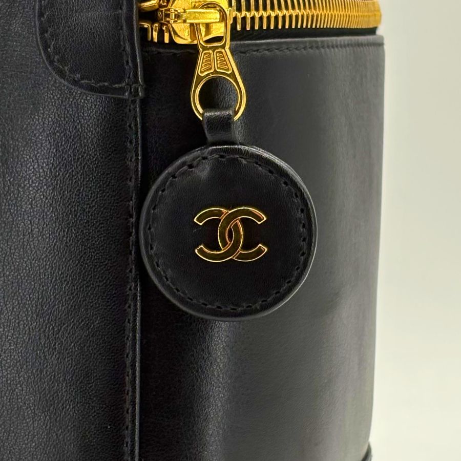 CS059 - CHANEL Vintage Black Lambskin Vanity Case Bag