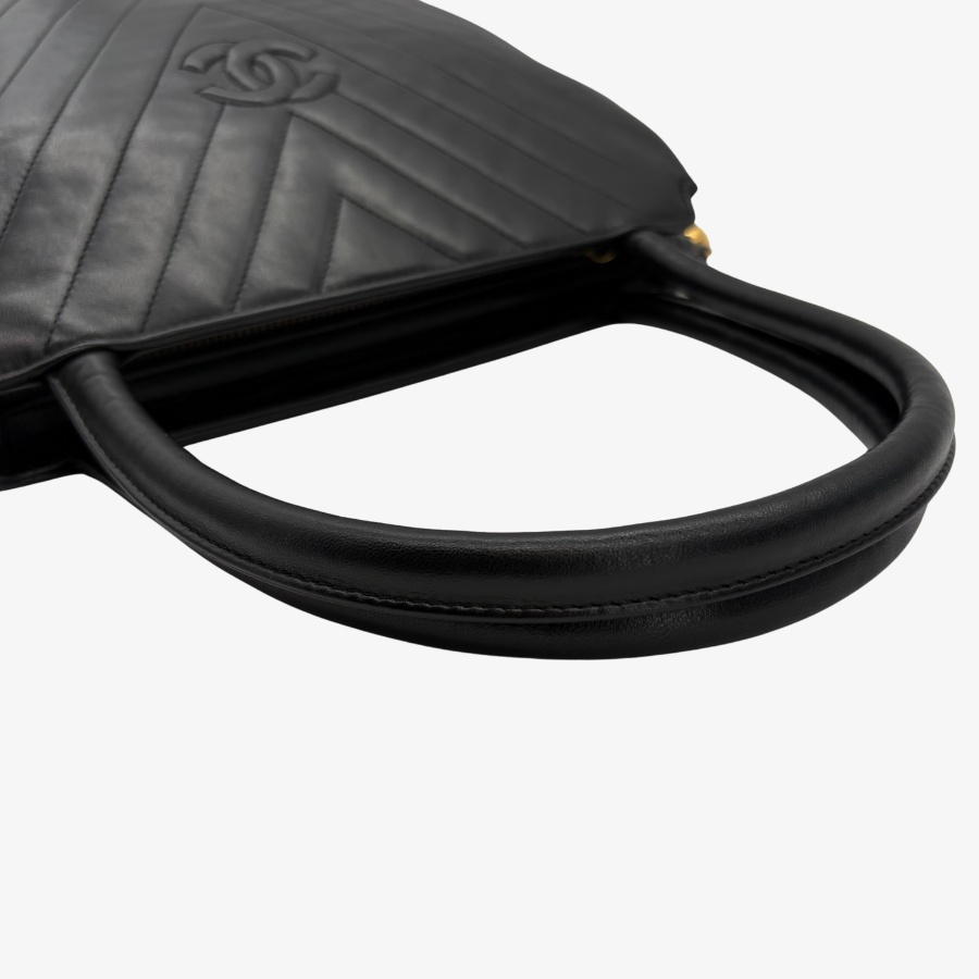 RG432 - CHANEL Vintage Black Lambskin Chevron Handbag