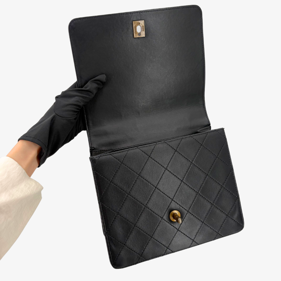 RG362- CHANEL Vintage Black Calfskin Quilted Handbag