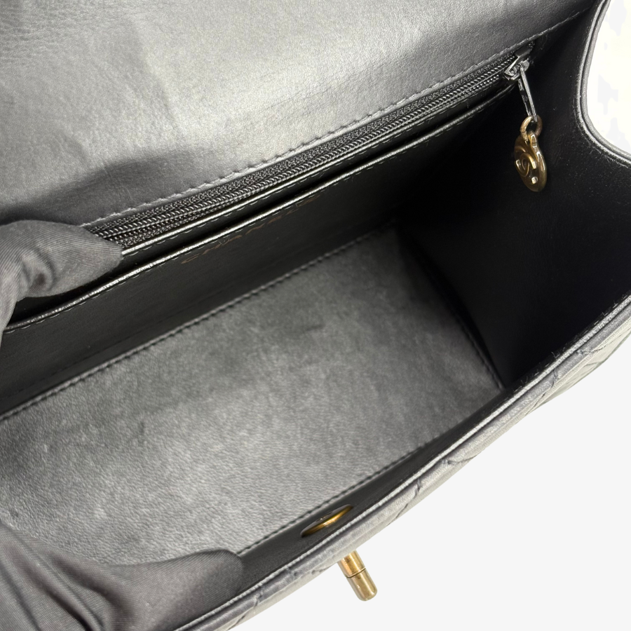 RG362- CHANEL Vintage Black Calfskin Quilted Handbag