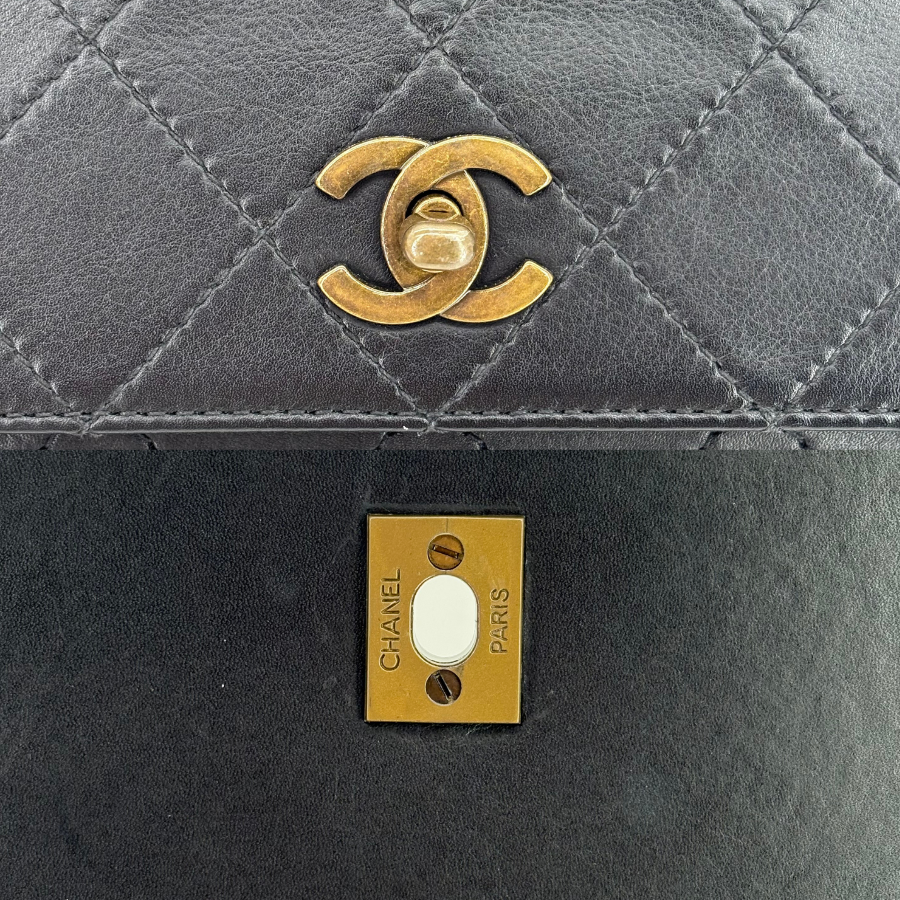 RG362- CHANEL Vintage Black Calfskin Quilted Handbag