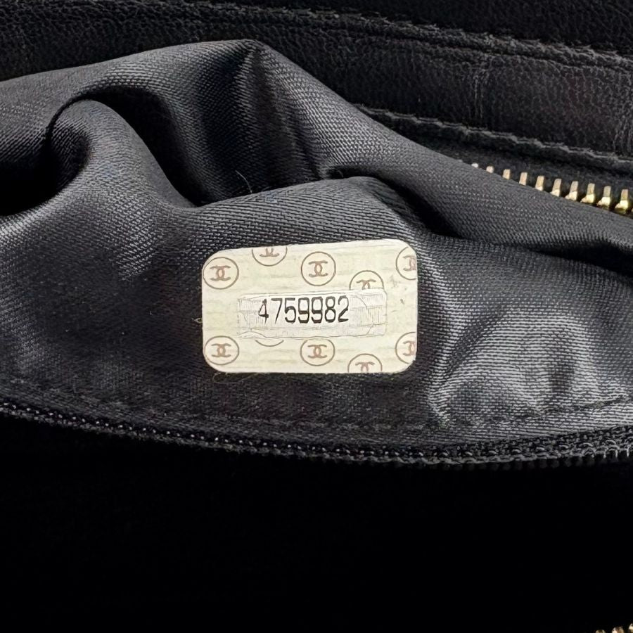RG368 - CHANEL Vintage Black Lambskin Quilted Handbag