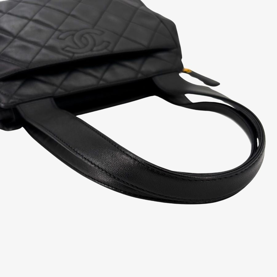 RG368 - CHANEL Vintage Black Lambskin Quilted Handbag