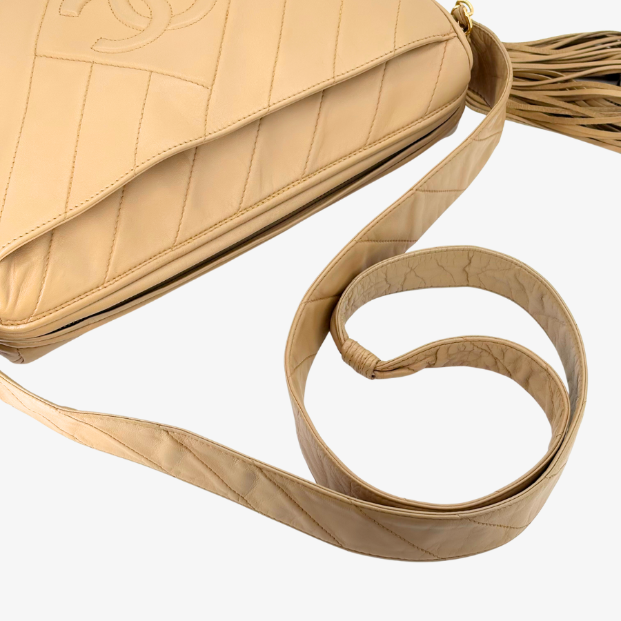 JZ752 - CHANEL Vintage Beige Lambskin Diagonal Stich CC Tassel Camera Bag