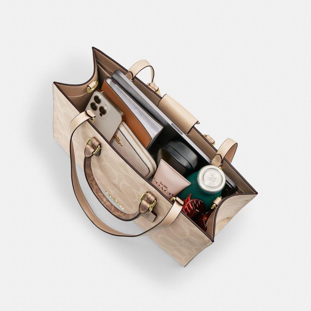 Maggie Tote Bag In Blocked Signature Canvas