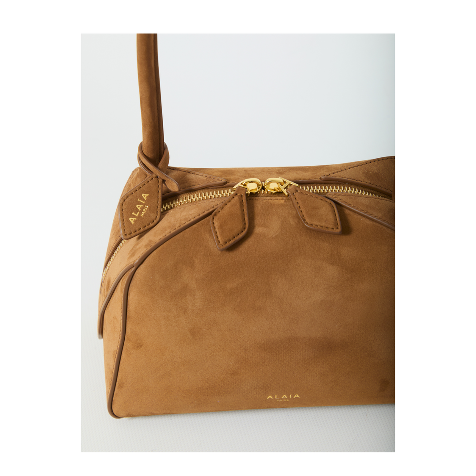 Le Bouledogue Small Nubuck Shoulder Bag - Terre d’Ombre Marron