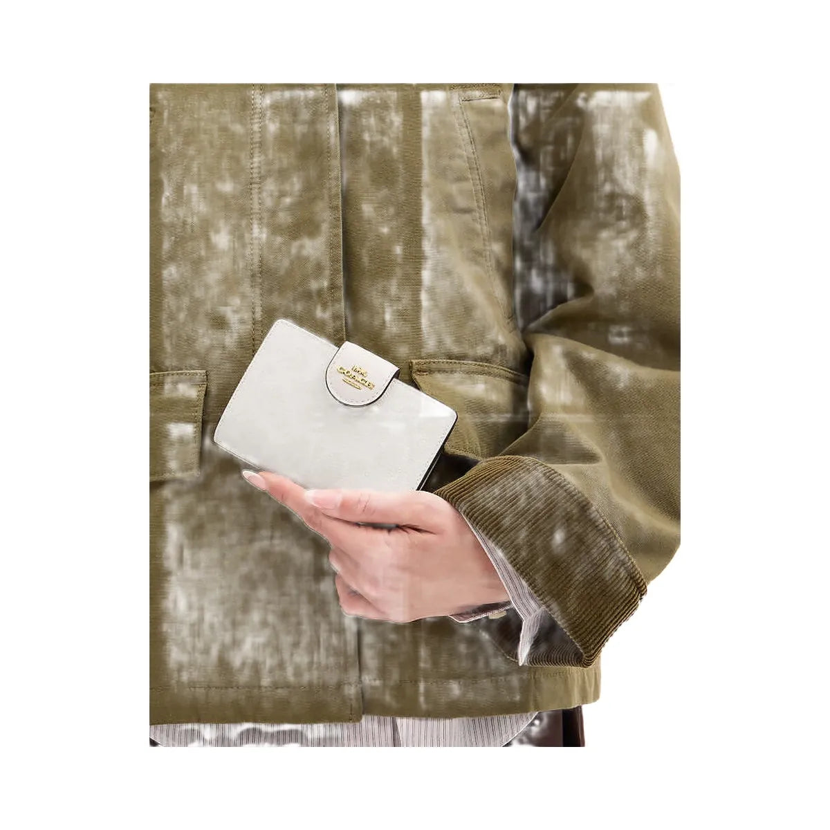 Coach Medium Corner Zip Wallet In Signature Canvas Signature Canvas-Gold-White-Chalk