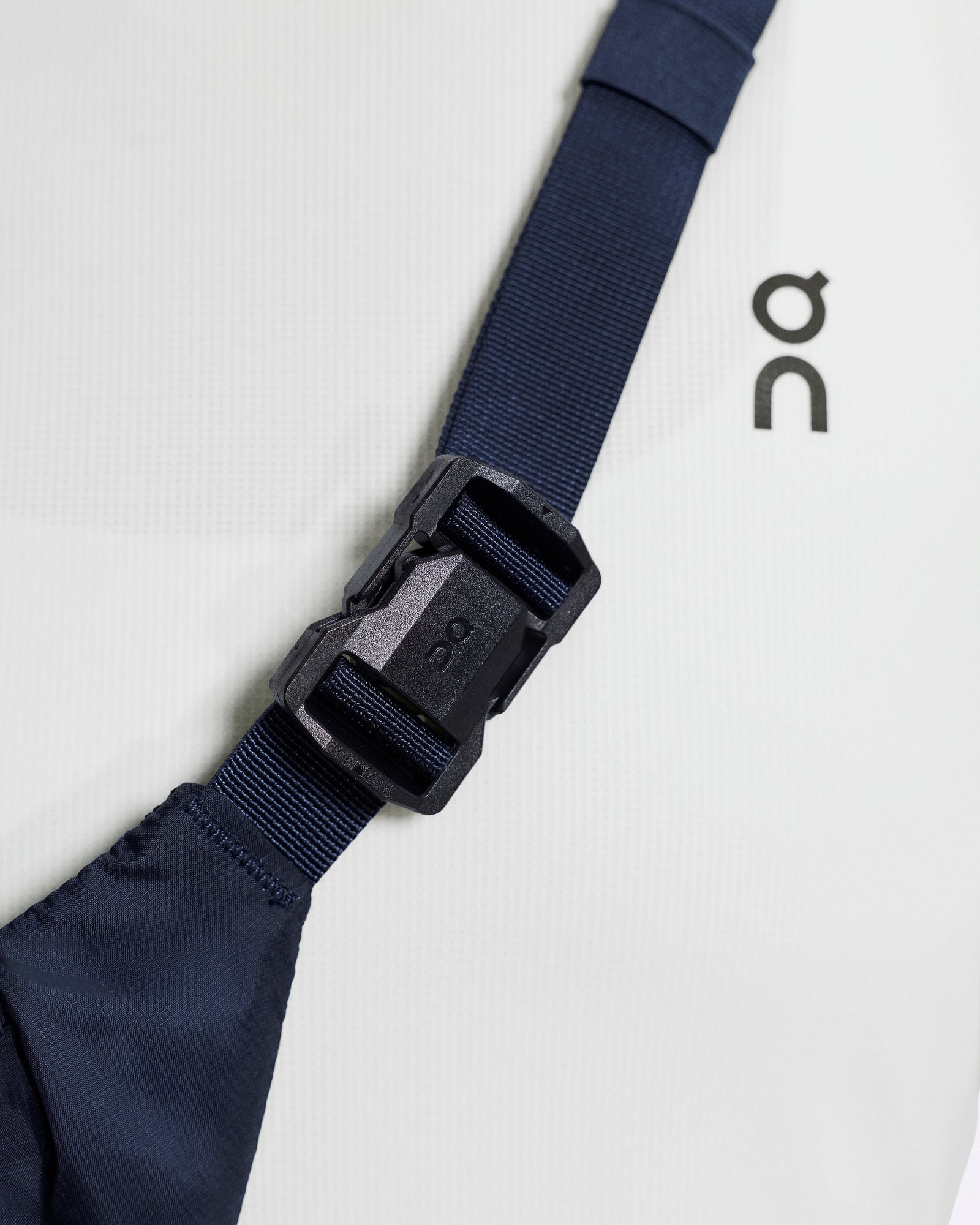 On Waist Pack 2L Lite Navy