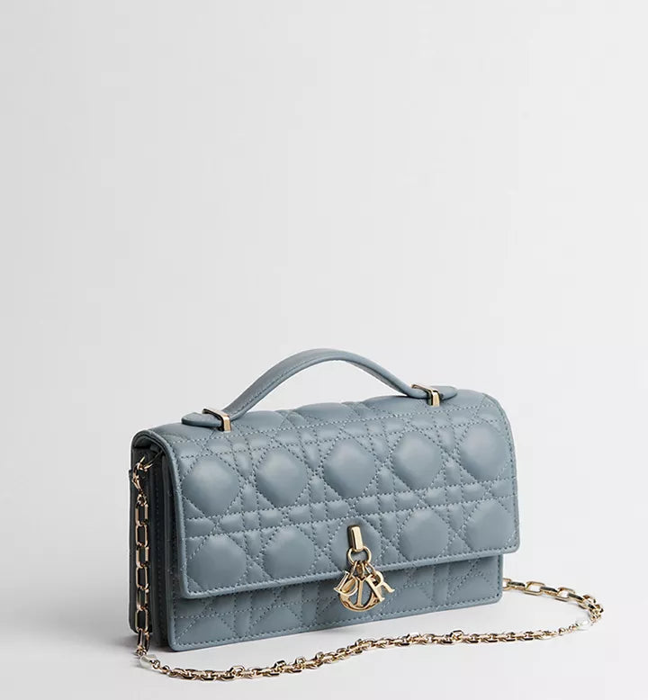 Cloud-blue lambskin with Cannage motif