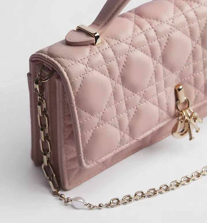 Powder-pink lambskin with Cannage motif