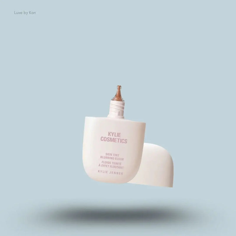 KYLIE BY KYLIE JENNER
SKIN TINT BLURRING ELIXIR FOUNDATION 30ML