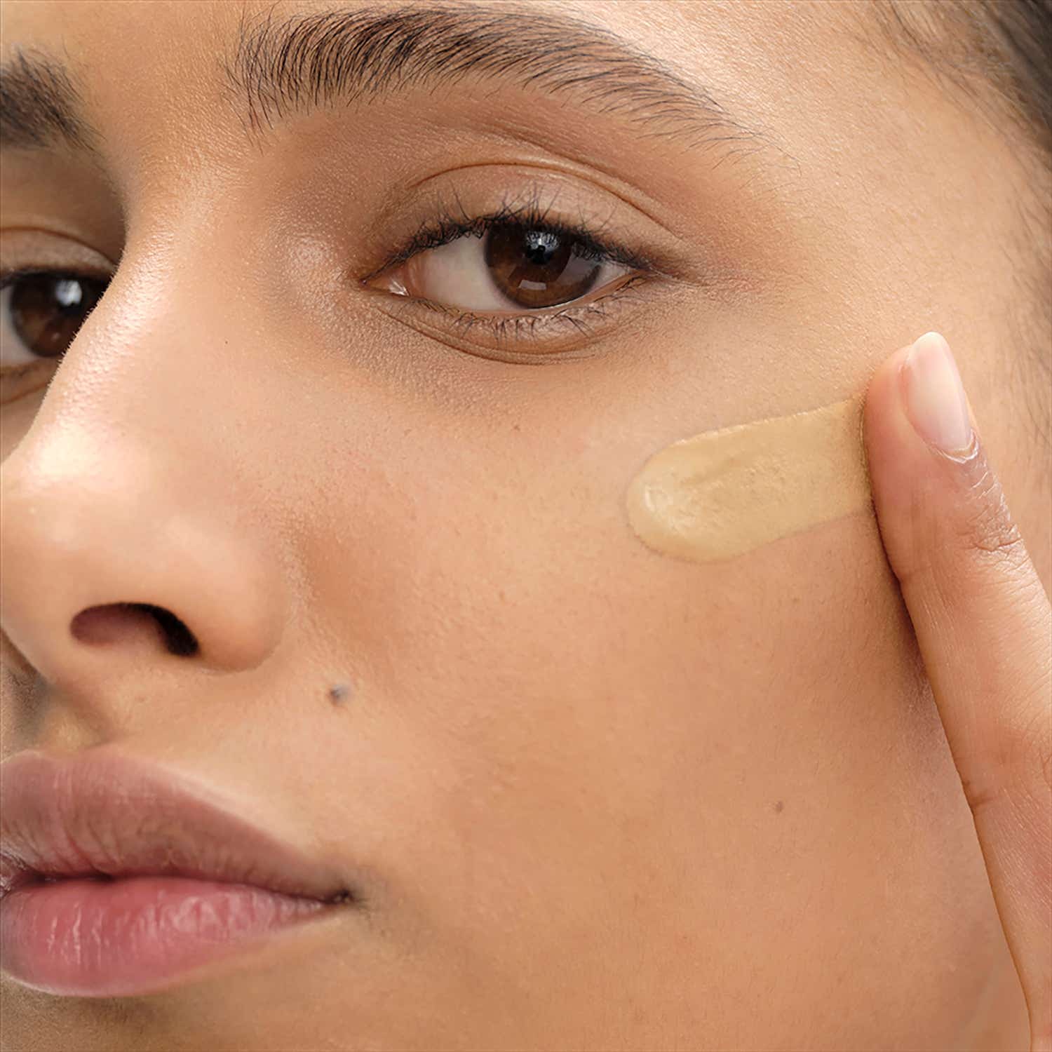 Prada Reveal Skin Optimizing Foundation - MW55 Medium Warm (30 ml) - Prada