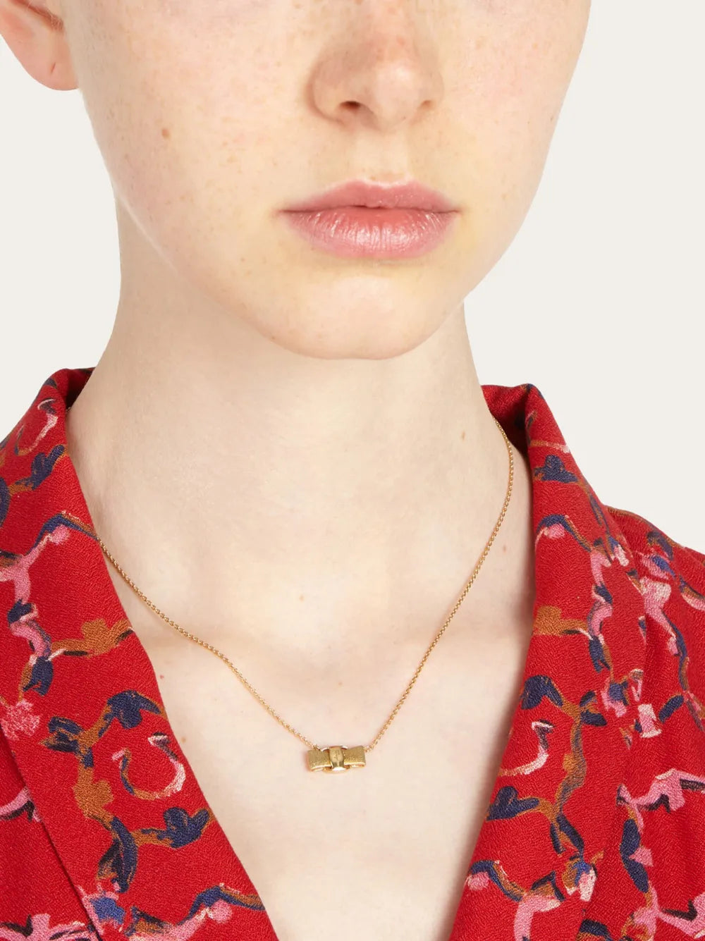 Vera bow-pendant necklace 