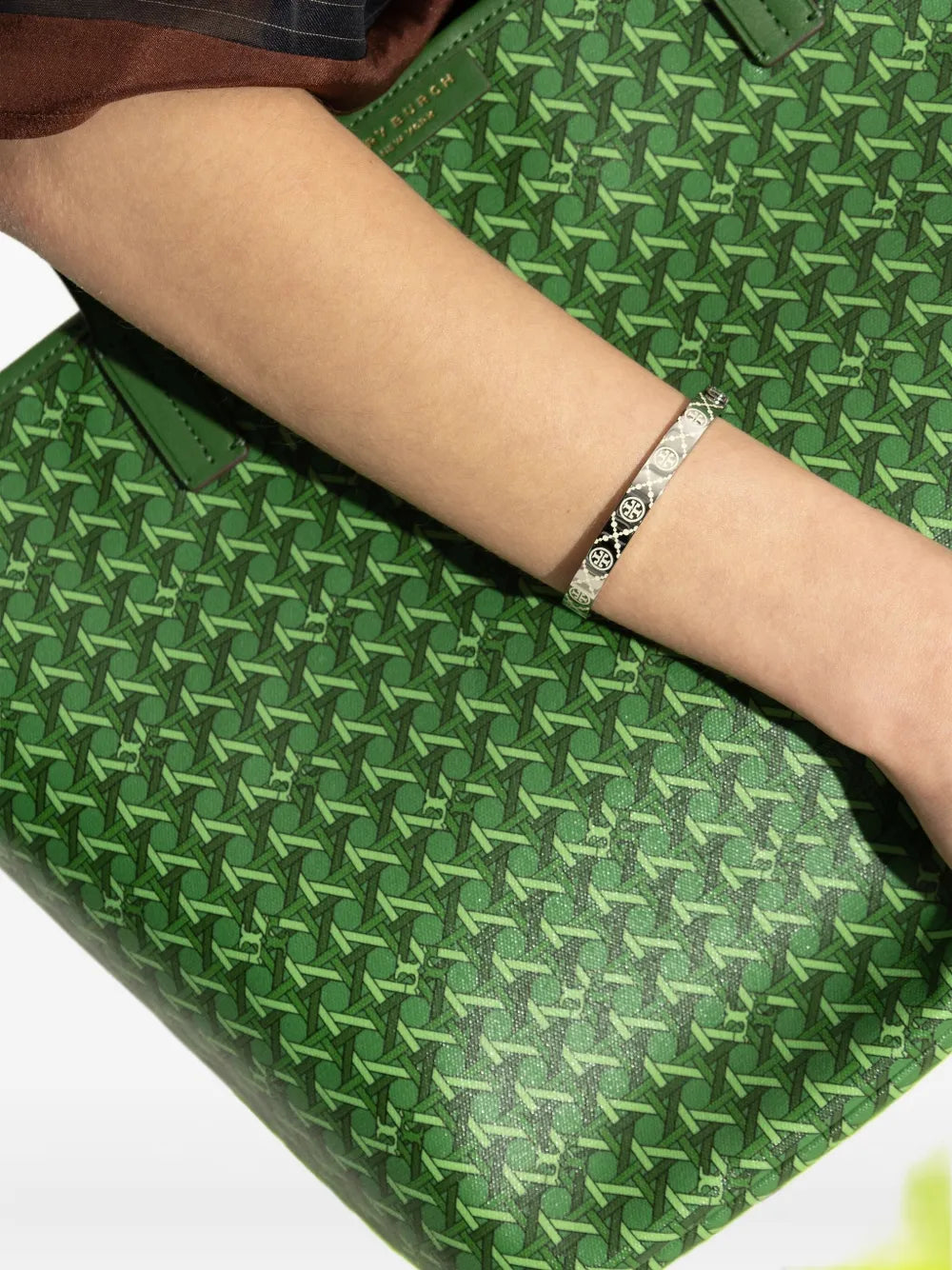 logo-engraved bracelet