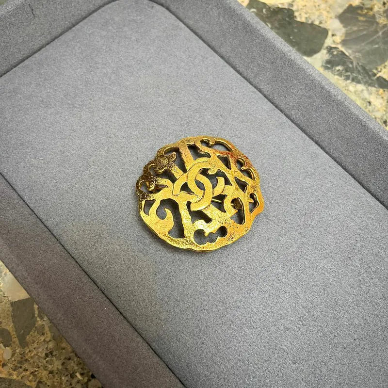 JY224 - CHANEL Vintage Fretwork Paisley Gold Plated Round Brooch