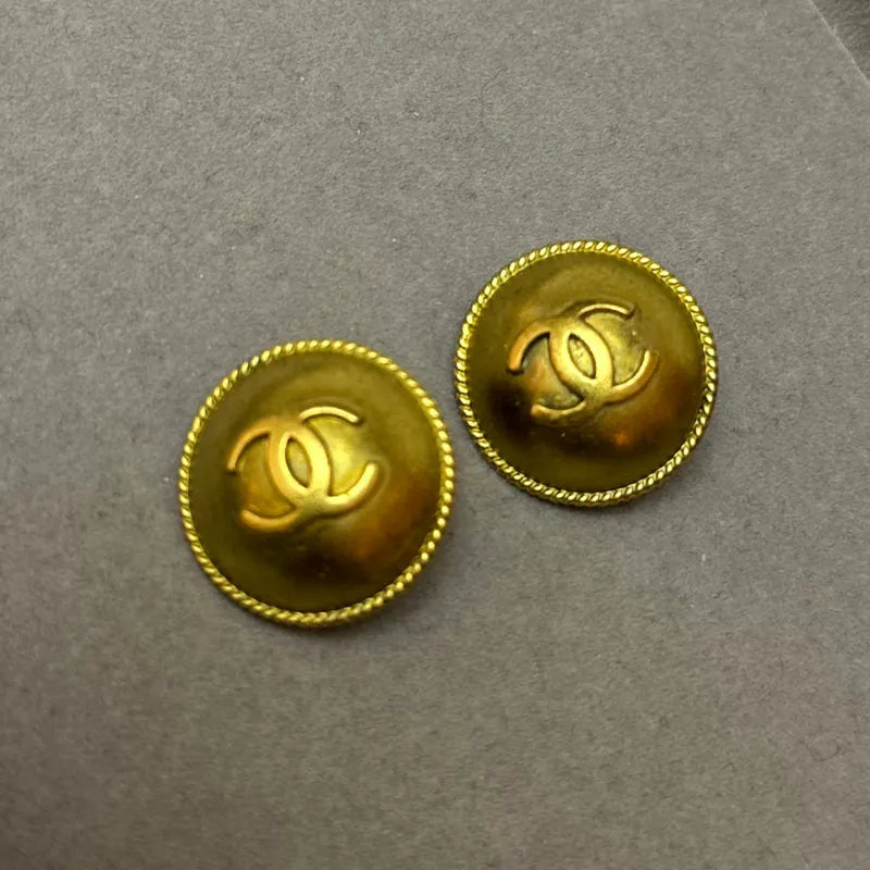JW942 - CHANEL Vintage Round Gold Plated Clip-On Earrings
