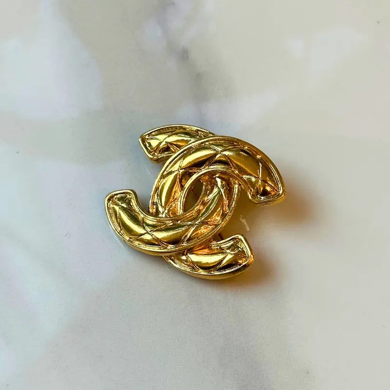 RC573 - CHANEL CC Metalassé Brooch