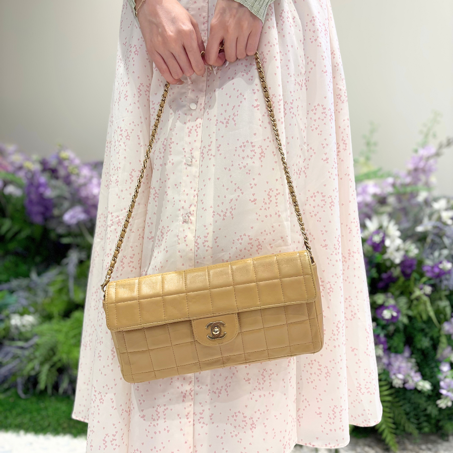 JZ390 - CHANEL Vintage Beige Lambskin Chocolate Bar Flap Bag
